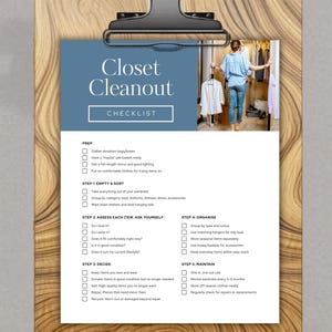 Op de afbeelding: Een checklist met de titel "Closet Cleanout" op een houten klembord. De checklist bevat stappen voor het voorbereiden, leegmaken, sorteren, beoordelen van items, organiseren, beslissen wat te bewaren en het onderhouden van de kast. Een persoon is zichtbaar op de achtergrond.