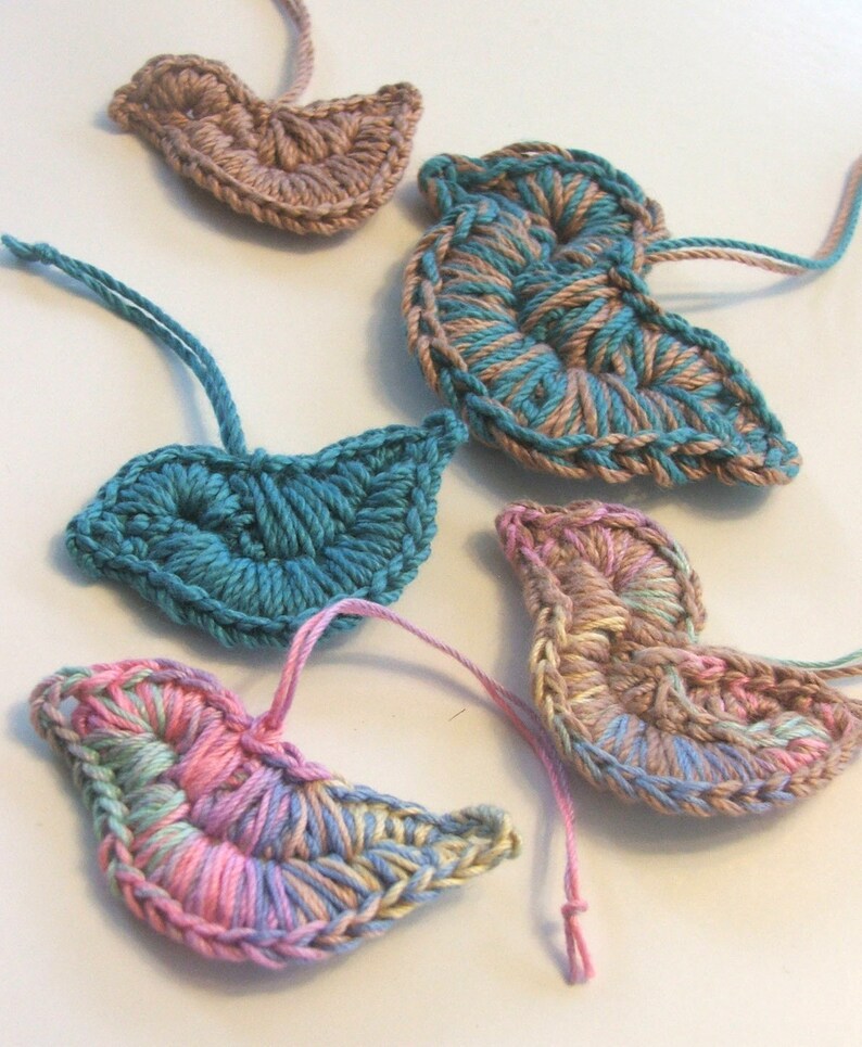 Puede incluir: Cinco adornos de p&aacute;jaros de ganchillo en varios colores, incluyendo rosa, azul y marr&oacute;n. Los adornos est&aacute;n hechos con una variedad de puntadas y texturas, y cada uno tiene un lazo para colgar.