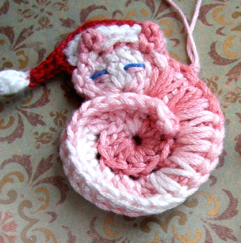 Susans Sleeping Kitty Crochet Ornament - Crocheted Cat Pattern: Susans Animal Appliqués