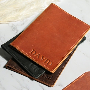 Funda de pasaporte de cuero genuino monogramada personalizada, billetera con estuche para pasaporte personalizado, regalo para padrinos de boda, regalo de viaje, organizador con relieve
