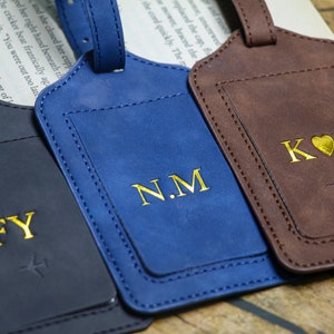 Étiquette à bagage personnalisée avec monogramme | Cadeau de demoiselle d'honneur pour homme d'honneur, cadeau de voyage pour mariage | Cadeau universel d'anniversaire personnalisé pour papa et maman