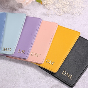 Maßgeschneiderte Monogramm Lederpasshülle | Hochzeit Trauzeuge Brautjungfer Trauzeuge Geschenk Hochzeitsreise-Geschenk | personalisiertes Geschenk für Papa