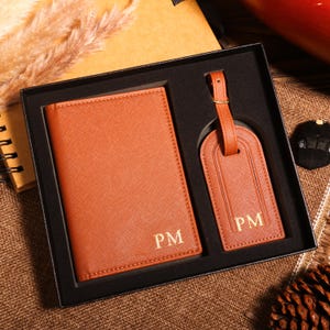 Étui pour passeport en cuir personnalisé avec monogramme | Cadeau de mariage d'anniversaire de garçon d'honneur, cadeau de voyage de mariage | Cadeau personnalisé pour papa pour maman