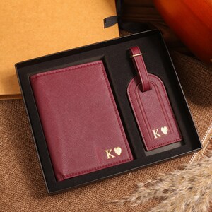 Maßgeschneiderte Monogramm Passhülle aus Leder | Hochzeit Geburtstags-Trauzeugin Geschenk Hochzeits-Reise-Geschenk | Personalisiertes Geschenk für Papa für Mama