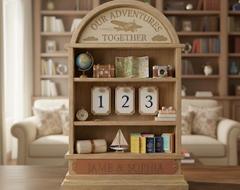 Personalisiertes Reise Tracker Zeichen, Out Adventures Together, individuelles Namen Geschenk