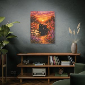 Op de afbeelding: Een rechthoekige wandkunstprint met twee zwarte katten die in een levendig veld vol kleurrijke bloemen onder een zonsonderganghemel zitten. De scène bevat een felle zon, hoge bomen en een pad dat door de bloesems slingert in een schilderstijl.