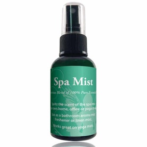 Può includere: Una bottiglia di vetro verde con un nebulizzatore nero e un'etichetta bianca su cui è scritto "Spa Mist" con il testo "urious Blend of 100% Pure Essential" sotto. L'etichetta include anche il testo "Spritz the scent of the spa into your own home, office or yoga studio. Use as a bathroom aroma mist, freshener or linen mist. Works great on yoga mats."