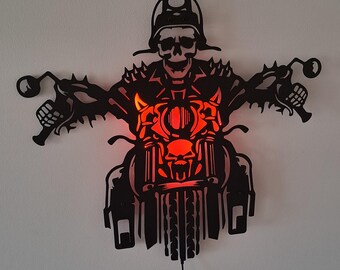 Motorradfahrer Schädel LED Metallwandkunst - Bikerdekor - Beleuchtetes Garagenschild - Einzigartiges Geschenk
