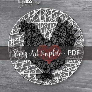 Puede incluir: Plantilla de arte de hilo en blanco y negro de un gallo con un corazón rojo. La plantilla mide 17,8 cm por 17,8 cm y está etiquetada como "Plantilla de arte de hilo - PDF".