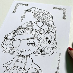 以下が含まれることがあります： 眼帯、海賊帽子、鍵を持ったカラスが描かれた海賊をテーマにしたキャラクターの白黒イラスト。キャラクターは宝箱を持っています。装飾的な装飾が画像を囲んでいます。「Queenie Black 2008」と書かれています。