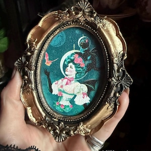 Mini oeuvre d'art encadrée Femme victorienne et un chat noir dans l'espace, impression sur toile baroque victorienne dorée, encadrée 5 x 10 cm Cadre Original