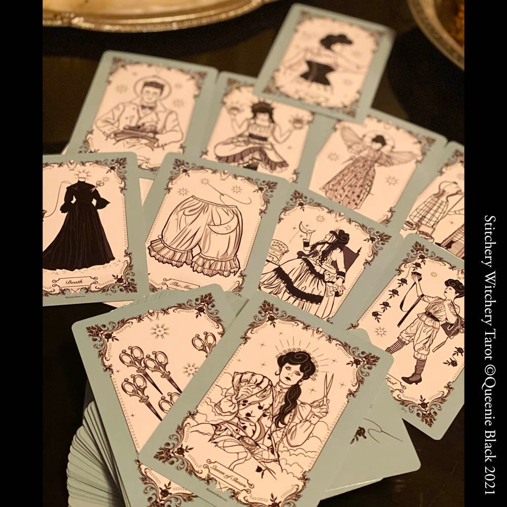 jeu de tarots sorcellerie à coudre couture cartes tarot d'inspiration victorienne lecture divertissement métaphysique