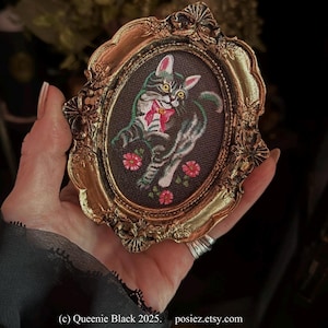 Leinwanddruck Katze mit Rahmen: Mini Gold Barock viktorianischer Kunstdruck (13 x 11 cm)