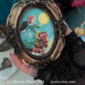 Mini arte emoldurada, mulher vitoriana, Western, montando, búfalo, espaço, dourado, barroco, vitoriano, impressão em tela, 5 x 4 polegadas, moldura, pequena ideia original para presente
