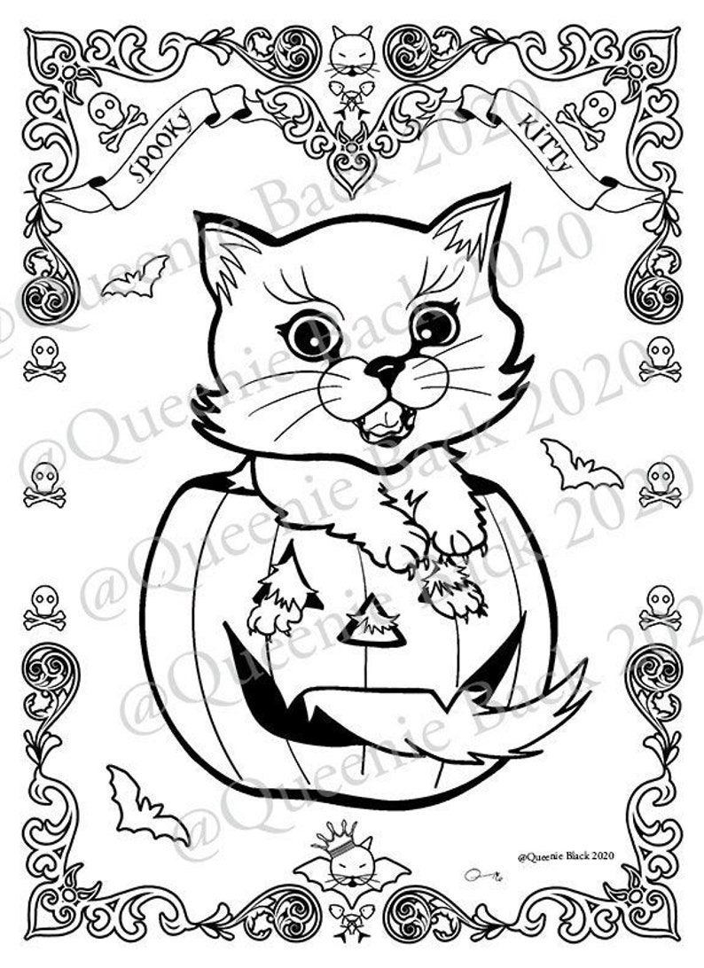 Pode incluir: Uma p&aacute;gina para colorir em preto e branco com um gato de desenho animado vestido como um gatinho assustador. O gato est&aacute; sentado dentro de uma ab&oacute;bora esculpida. A imagem &eacute; cercada por uma moldura decorativa com caveiras e morcegos.
