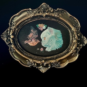 Mini oeuvre d&#39;art encadrée, mini chat blanc et chauve-souris dorées, impression sur toile baroque victorienne encadrée 5 x 10 cm, cadre à partir d&#39;une peinture originale petite idée cadeau