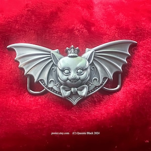 Hebilla de cinturón de murciélago gótico hecha a mano o decoración del hogar de metal con acabado en color plata antigua
