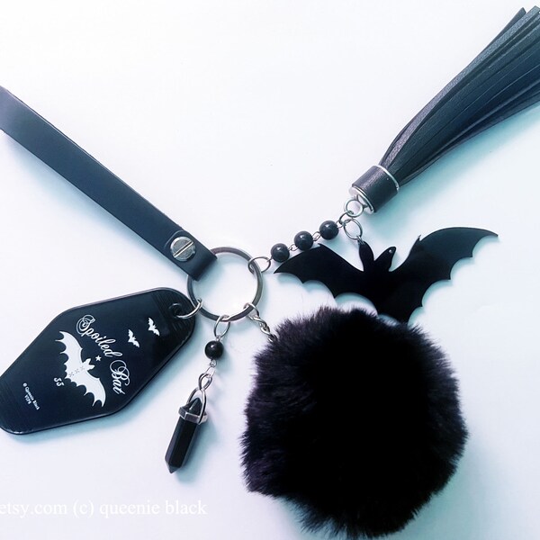Llavero gótico con forma de murciélago malcriado y adornos de obsidiana y murciélago