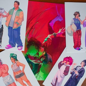 Puede incluir: Un conjunto de 10 impresiones de arte con varios personajes en diferentes poses y escenarios. Las impresiones están en papel blanco con un borde blanco. Los personajes están dibujados en un estilo de dibujos animados colorido.