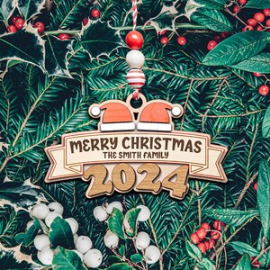 File di taglio laser per ornamento natalizio con cappello di Babbo Natale per la famiglia / Ornamento per cappello personalizzato, decorazione in legno con nome della famiglia, download digitale di Babbo Natale.