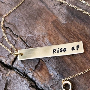Collar dorado "Rise Up Broadway" del musical Hamilton