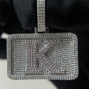 Pingente de Hip Hop com Letra Única Personalizado | Joia de Moissanite Robusta, Prata 925 ou Ouro 10K, Presente Feito à Mão