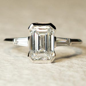 Anillo de compromiso de tres piedras con corte esmeralda cultivada en laboratorio de 2,00 quilates, anillo de bodas baguette de oro macizo para mujer, regalo de aniversario para ella