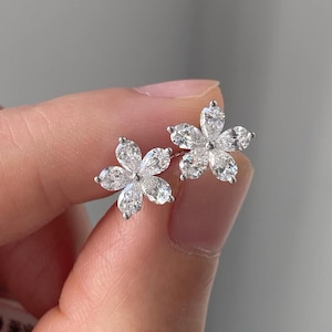 Aretes florales de 2,00 ct con diamantes cultivados en laboratorio en forma de pera. Aretes nupciales de compromiso de 14 k. Aretes de boda. Regalo para ella.