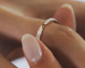 Yellow Gold Knife Edge Wedding Ring – Lab Grown Diamond Pavé Band, Dainty Gold Ring, Sustainable Engagement Ring, Stackable Bridal Jewelry