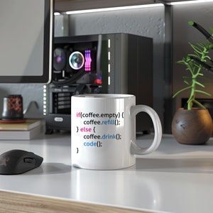 Op de afbeelding: Een witte keramische koffiemok met een roze en blauwe code-snippet die "if(coffee.empty) { coffee.refill(); } else { coffee.drink(); code(); } " luidt.