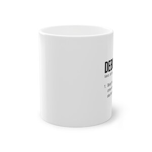 Puede incluir: Taza de cer&aacute;mica blanca con texto negro que dice "Debriefing" y una definici&oacute;n de la palabra. La definici&oacute;n dice "Verbo: informar. 1. Siendo el principal sospechoso de un crimen, tambi&eacute;n eres el principal sospechoso en la informaci&oacute;n."