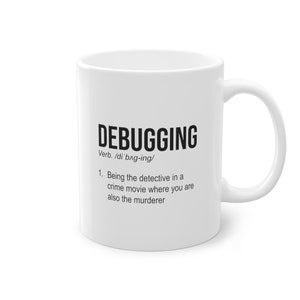 Puede incluir: Taza de cer&aacute;mica blanca con un gr&aacute;fico negro que dice "DEBUGGING" y define la palabra como "Ser el detective en una pel&iacute;cula de cr&iacute;menes donde tambi&eacute;n eres el asesino."