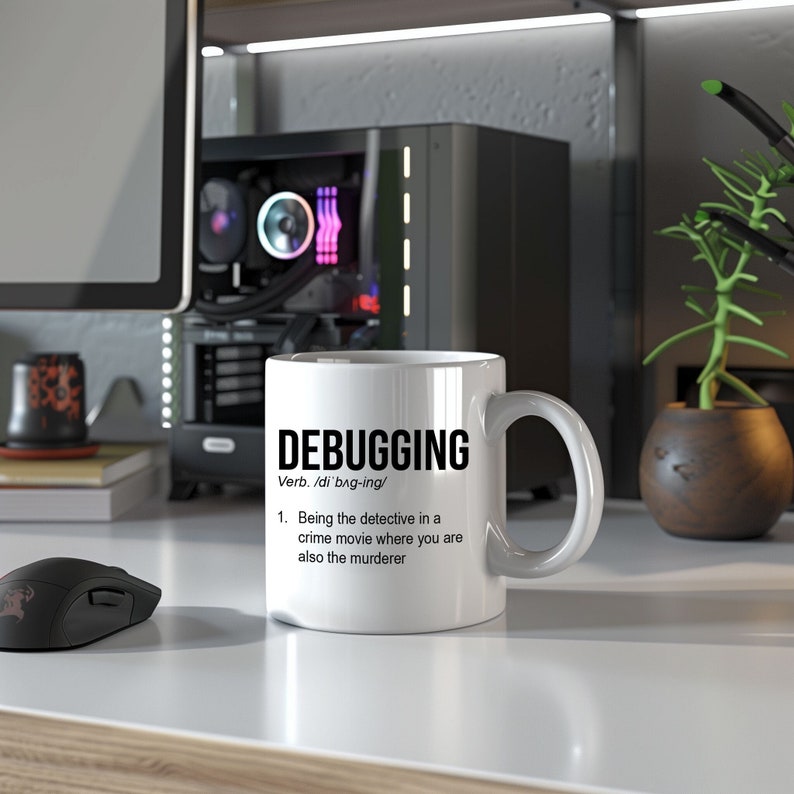Puede incluir: Taza de cer&aacute;mica blanca con un dise&ntilde;o negro que dice "DEBUGGING Verbo. /di'bag-ing/ 1. Ser el detective en una pel&iacute;cula de cr&iacute;menes donde tambi&eacute;n eres el asesino."