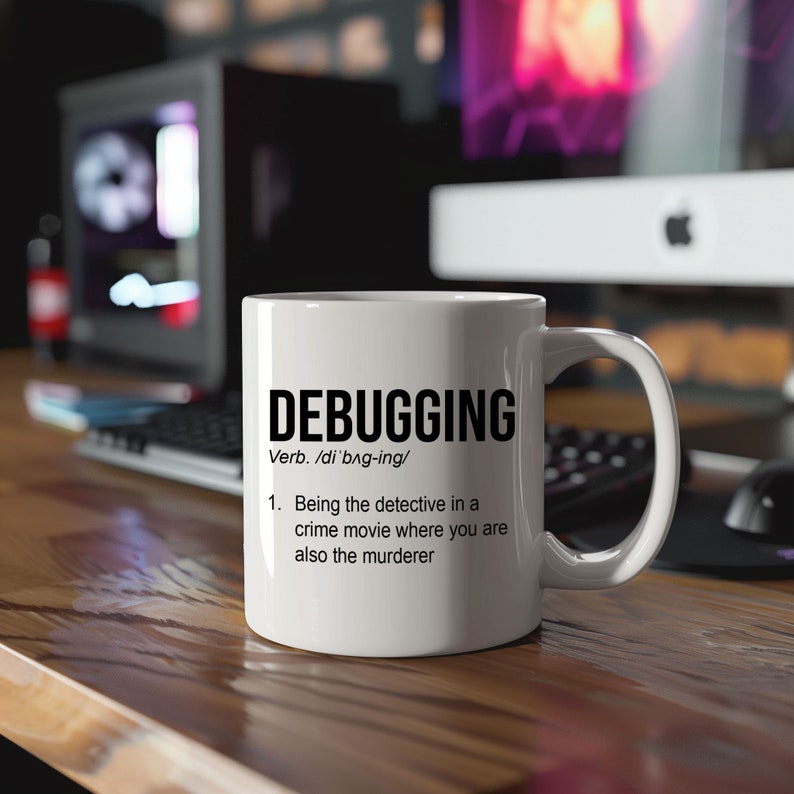 Puede incluir: Taza de caf&eacute; blanca con un gr&aacute;fico negro que dice "DEBUGGING" y lo define como "Ser el detective en una pel&iacute;cula de cr&iacute;menes donde tambi&eacute;n eres el asesino".