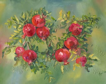 Puede incluir: Pintura al óleo de una rama de granada con varias granadas rojas maduras. Las frutas están agrupadas entre hojas verdes, sobre un fondo suave y mezclado de verde y amarillo. La obra de arte tiene un estilo texturizado e impresionista.