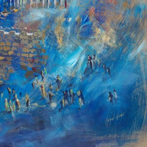 Puede incluir: Una pintura abstracta azul y dorada con una pared de piedra y figuras en primer plano. La firma del artista, "Angel Wider", es visible en la esquina inferior derecha.