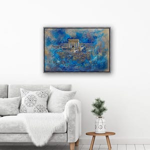 Puede incluir: Una pintura de un edificio dorado con un cielo azul y nubes en el fondo. El edificio est&aacute; rodeado de personas y tiene un gran arco en el centro.