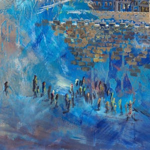 Puede incluir: Una pintura que representa a una multitud de personas reunidas frente a un muro de piedra. El muro est&aacute; pintado en tonos de marr&oacute;n y dorado, mientras que las personas est&aacute;n pintadas en tonos de azul, morado y blanco. El fondo es de un azul brumoso, lo que sugiere una ciudad lejana.