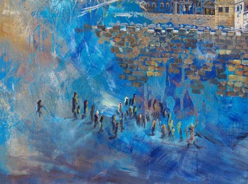 Puede incluir: Una pintura que representa a una multitud de personas reunidas frente a un muro de piedra. El muro est&aacute; pintado en tonos de marr&oacute;n y dorado, mientras que las personas est&aacute;n pintadas en tonos de azul, morado y blanco. El fondo es de un azul brumoso, lo que sugiere una ciudad lejana.