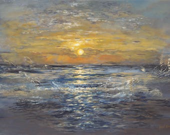 Puede incluir: Una pintura al óleo representa una puesta de sol sobre el océano. El cielo es una mezcla de tonos amarillos, naranjas y grises, con el reflejo del sol brillando sobre el agua. Las olas están pintadas en tonos azules y blancos.