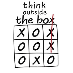 Puede incluir: Un tablero de tres en raya en blanco y negro con una línea roja dibujada en el medio. El texto "think outside the box" está escrito encima del tablero.