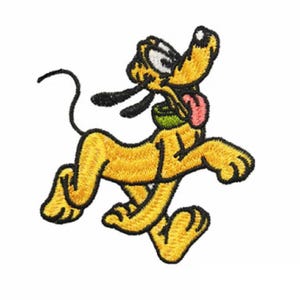 Op de afbeelding: Een gele cartoonhond met zwarte oren en een roze tong die uitsteekt, die naar rechts rent. De hond heeft een groene halsband en kijkt omhoog.