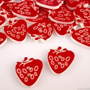 5個入り イチゴボタン 赤いプラスチック製フルーツイチゴボタン 20 x 17 mm 子供服、編み物、裁縫、工芸品の装飾用