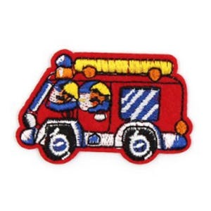 Può includere: Toppa ricamata rossa da stirare con un camion dei pompieri con due pompieri all'interno. Il camion ha una scala gialla in cima e finestre a strisce blu e bianche.