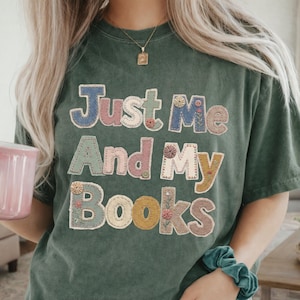 Bara jag och mina böcker PNG, bokälskare-skjortdesign, lapptäckstypografi, läsarpresent, mysigt bokligt citat, t-shirtdesign (digital nedladdning)