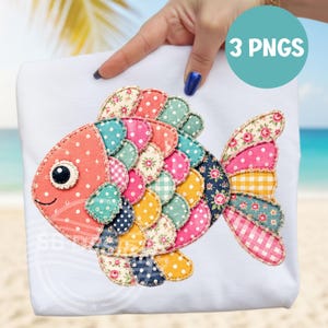 Puede incluir: Un diseño de pez patchwork colorido sobre un fondo blanco. El pez presenta telas estampadas en tonos rosa, azul, amarillo y verde. El diseño incluye el texto "3 PNGS" en un círculo turquesa.