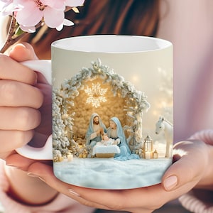 Puede incluir: Taza de cerámica blanca con una escena de la natividad navideña impresa. La escena representa a María, José y el niño Jesús en un pesebre con una estrella sobre ellos. La escena está rodeada de nieve y un caballo blanco.