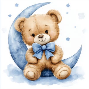 Può includere: Illustrazione ad acquerello di un orsacchiotto con un papillon blu seduto su una luna a mezzaluna blu. L'orso è marrone chiaro con un viso sorridente. Stelle e nuvole blu sullo sfondo creano una scena stravagante e sognante.
