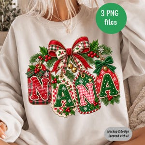 Peut inclure: Un sweat-shirt blanc à col rond orné d'un motif festif représentant le mot NANA écrit sur quatre étiquettes cadeaux suspendues. Le design comprend des motifs à carreaux rouges et verts, du houx, des aiguilles de pin et un grand nœud rouge.