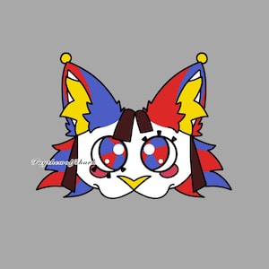 Könnte beinhalten: Ein Cartoon-Katzenkopf mit großen Augen und buntem Fell. Das Fell der Katze ist rot, blau und gelb, mit einem weißen Gesicht und einer gelben Nase. Der Text "Faythewolfshark" steht auf der linken Seite des Gesichts.